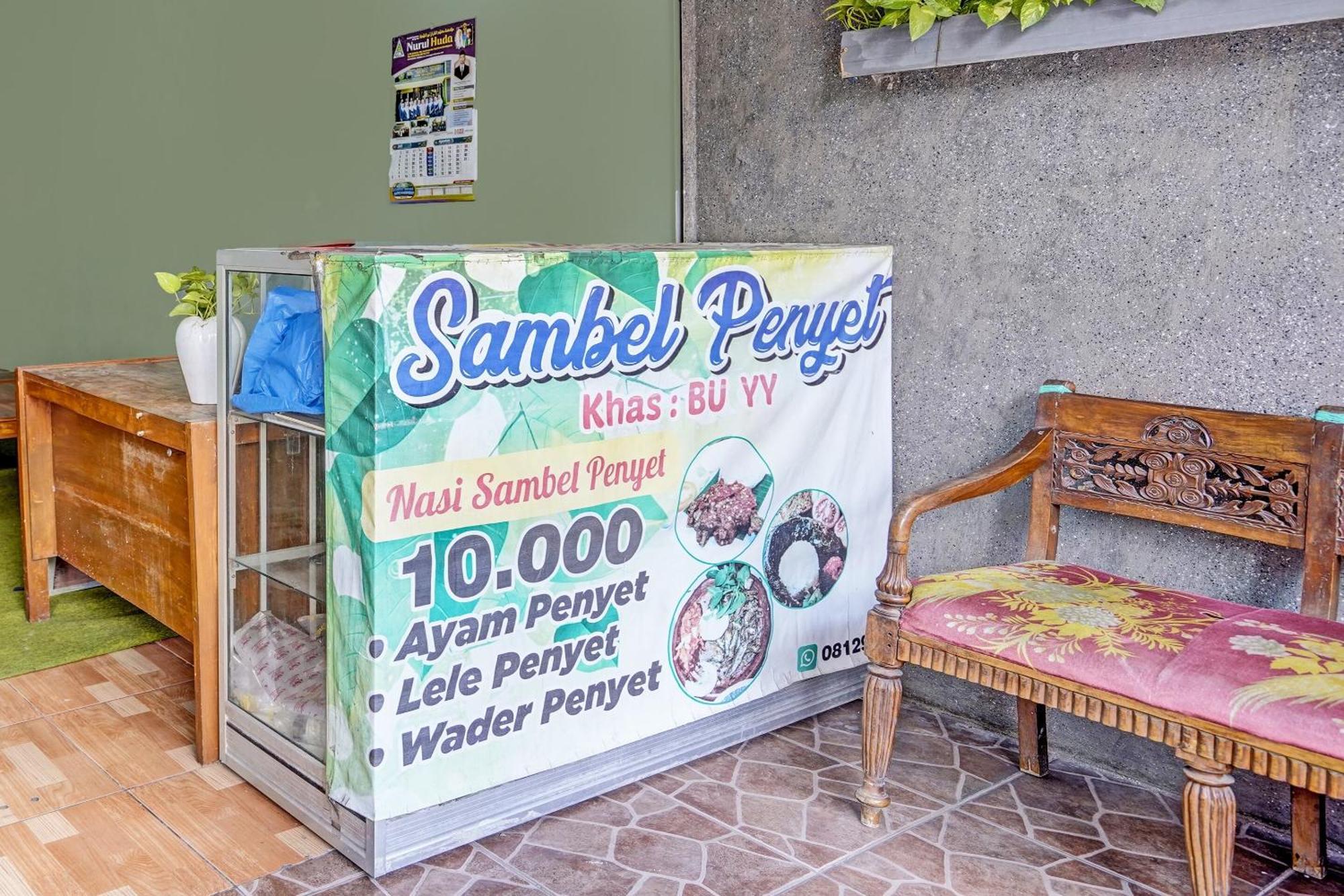 Spot On 91716 Kost Yy Syariah 호텔 Mojokerto 외부 사진