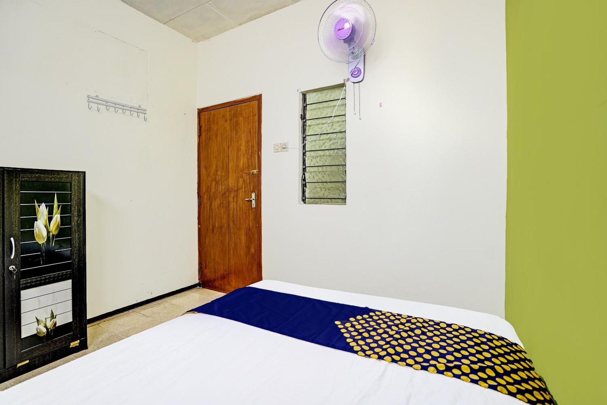 Spot On 91716 Kost Yy Syariah 호텔 Mojokerto 외부 사진