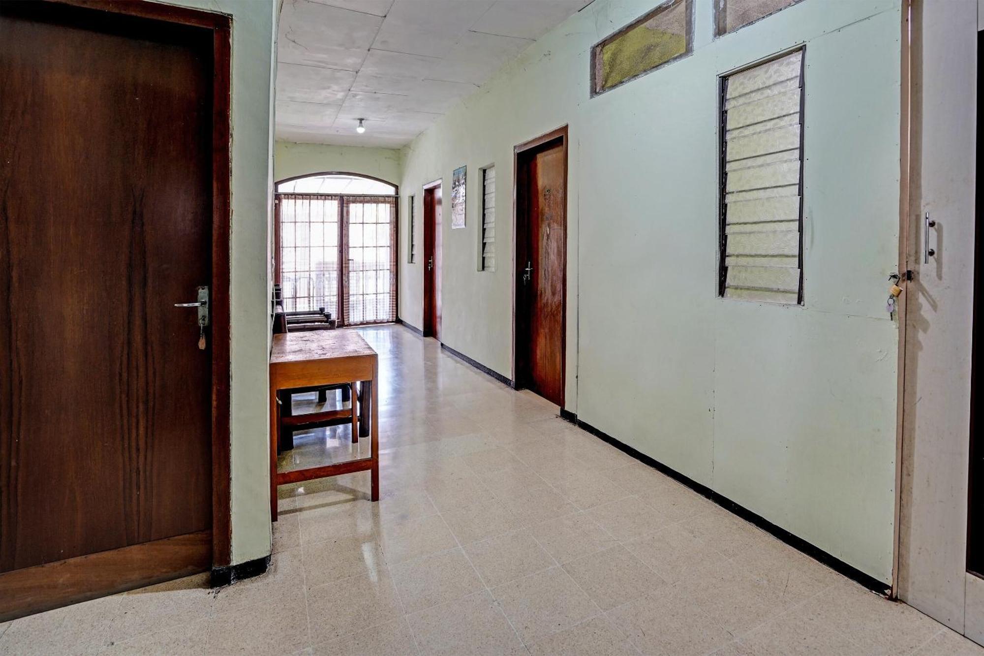 Spot On 91716 Kost Yy Syariah 호텔 Mojokerto 외부 사진