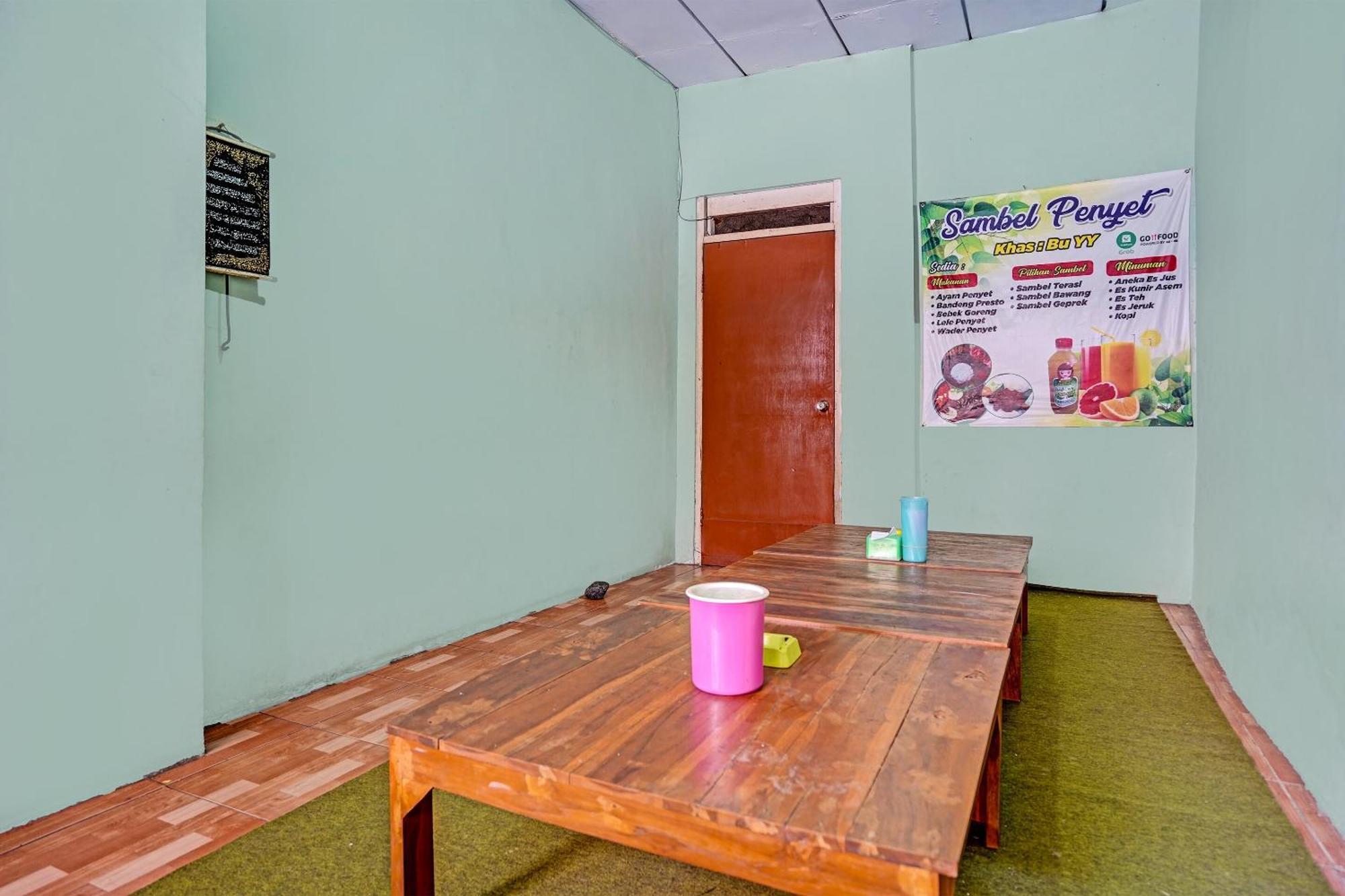 Spot On 91716 Kost Yy Syariah 호텔 Mojokerto 외부 사진